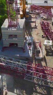 İşlek Yapı Alanında Turna Toplama Sahnesi Yakalandı.