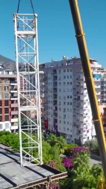 Kule Turna Toplama Sahnesi Yetenekli İşçi ve Profesyonel Araçlar.