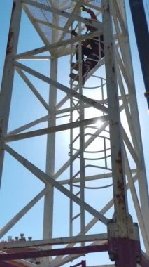 Yetenekli İşçi Turna Parçalarını Uzmanlık ve Detaylarla Birleştiriyor.