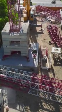 Güvenlik üzerine yoğunlaşarak Turna Toplantısı düzenleyen yetenekli işçiler.