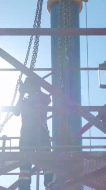 Profesyonel İşçi Sınıfı Hassasiyet ve Aletlerle Bir Turna Yapıyor.