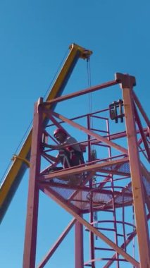 Dinamik Sahne Yetenekli Çalışma ve Hassasiyet Derneği.