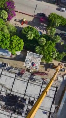 Profesyonel İşçi Partisi Crane 'in Güvenlik ve Hassasiyetle Parçalarını Tutuyor.