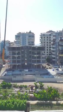 Yetenekli işçiler dikkatle bir kule vinç monte ediyorlar..