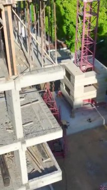 Crane Assembly görevlerini hassasiyetle ve güvenlikle yürüten yetenekli mühendisler..