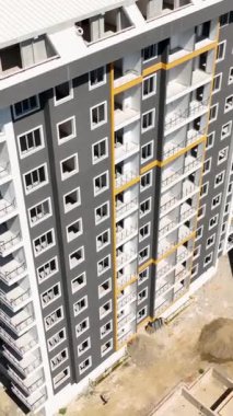 İnşaatçılar bir inşaat sahasının iskelesine ön panel takıyorlar..