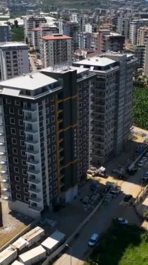 İnşaat işçileri bir konut binasının ön panellerini tamir etmekle meşguller..