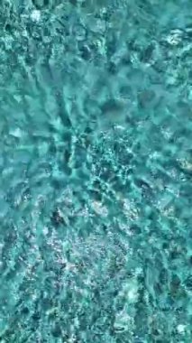 Rahatlamak için mükemmel jakuzili ve köpüklü mavi suyu olan rahatlatıcı bir havuz..