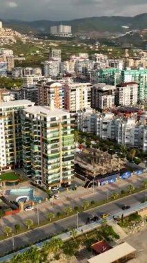 Şehrin çarpıcı bir görüntüsü. Yolları, yüksek binaları ve manzaralı detayları gösteriyor..