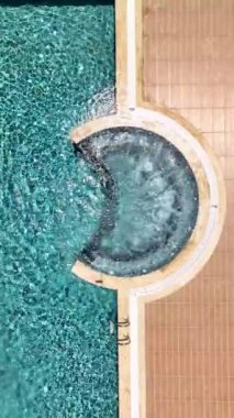 Şatafatlı bir havuz, kristal berrak su ve güneşin altında kaynayan bir jakuzi..