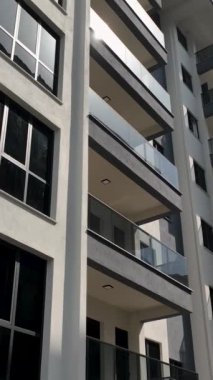 Cesur ve renkli dış görünüşlü bir konut kompleksi.