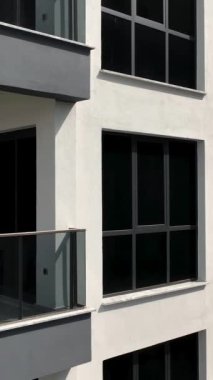 Modern ve sofistike görünümlü güzel tasarlanmış bir bina..