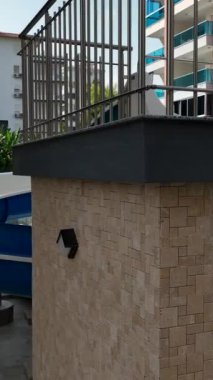 Çocuklar eğlenceli bir atmosferle çevrili bir havuzda su kaydırağının keyfini çıkarıyorlar..