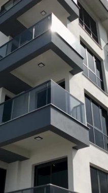 Canlı renkleri ve modern tasarımı olan çağdaş bir bina..