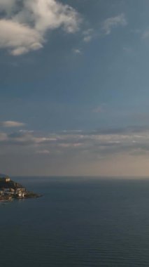 Ufuk altın renginde parlayan sakin bir deniz manzarası.