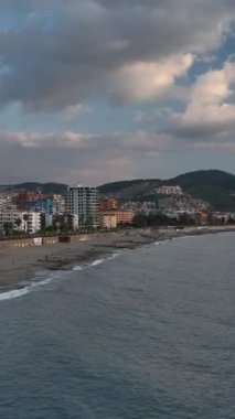 Dalgalar ve köpüklerle dolu, doğal dokular oluşturan huzurlu bir kıyı şeridi..