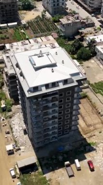 Parlak aksanlı ve geniş pencereli güzel tasarlanmış bir bina..