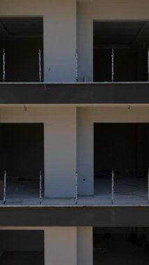 Çarpıcı görünüşü ve modern özellikleri olan çağdaş bir bina..