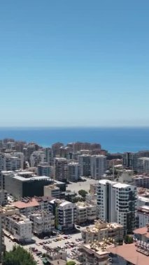 Makine ve etkin inşaat işleriyle dolu bir alanın havadan görüntüsü.