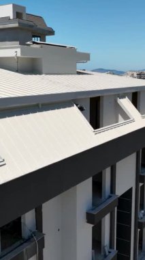 Modern mimari detaylara sahip şık bir cephe..
