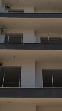 Temiz hatları ve şık özellikleri olan modern bir apartman..