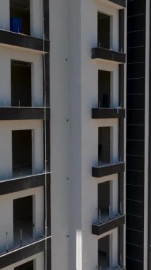 Şık ve çağdaş tasarımı olan şık bir bina..