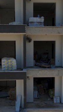 Yukarıdan taşınan malzemeleri gösteren canlı bir inşaat sahnesi.