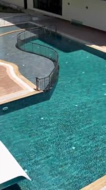 Huzurlu ve zarif bir ortamda canlı bir havuz..