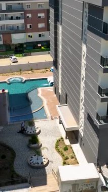 Özel bir konut ortamında köpüklü suyla dolu sakin bir havuz..