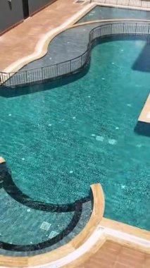 Huzurlu bir gökyüzü havuzu, huzurlu ve lüks bir çevrede..