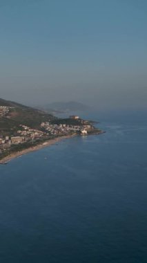 Ufukta güneş batarken şehrin canlı bir görüntüsü..