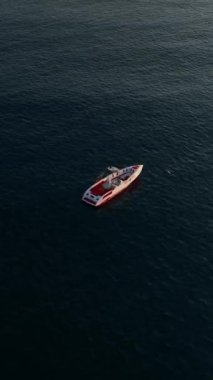 Su sporlarıyla eğlenen insanların canlı bir sahnesi..