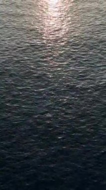 İnsanlar sahilde güneşli bir gün geçiriyor..