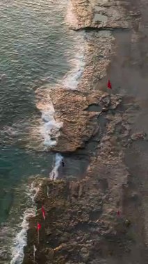 Heyecan verici su sporlarıyla dolu canlı bir deniz manzarası..