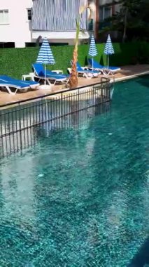 Modern bir komplekste huzur veren bir havuz..