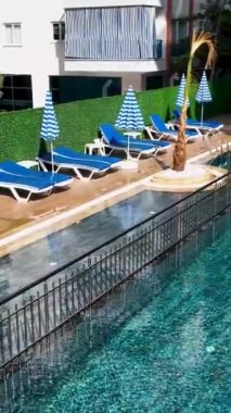 Huzurlu bir yerde çarpıcı bir havuz..