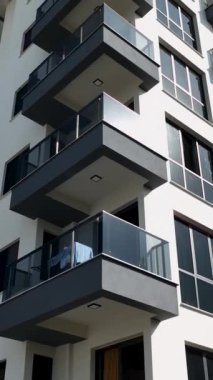 Güneşin altında parıldayan parlak cam bir dış görünüşü olan çarpıcı bir bina..