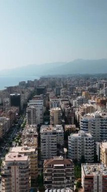 Okyanus manzaralı canlı bir şehir manzarası..