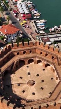 Parlak şehir manzaralarıyla çevrili çarpıcı kırmızı bir kule..