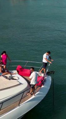 Lüks bir yatta dinlendirici bir yolculuk. Temiz su ve manzaralı bir yer..