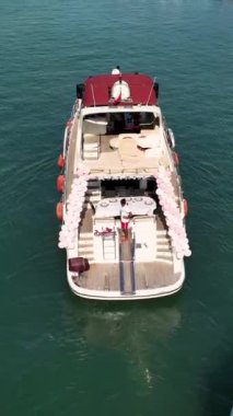 Güneşli bir gökyüzünün altında huzurlu bir yat yolculuğu..