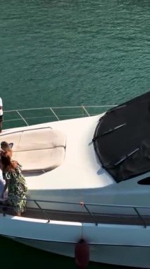Sakin mavi sularda çarpıcı bir yat gezisi..