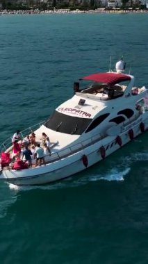 Açık Akdeniz semaları altında rahatlatıcı bir yat gezisi.