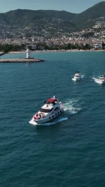 Sahil boyunca huzurlu ve lüks bir yat gezisi..