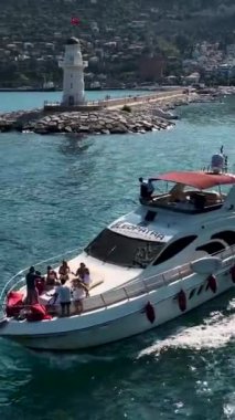 Açık gökyüzü ve manzaralı rahatlatıcı bir yat macerası.