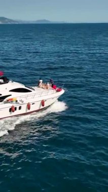 Güzel mavi sularda rahatlatıcı bir yat yolculuğu..