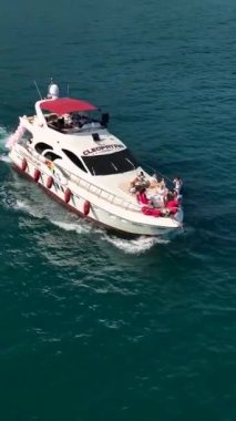 Akdeniz 'in parlak sularında sakin bir yat gezintisi..