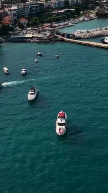 Akdeniz manzaralı sakin bir yat gezisi..