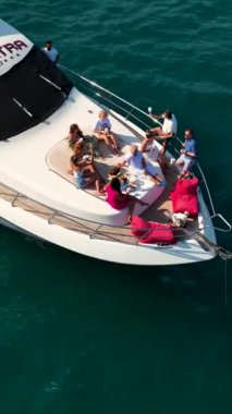 Güzel Akdeniz kıyısında huzurlu bir yolculuk.