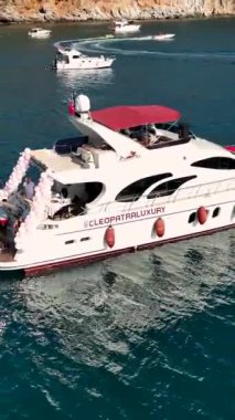 Sakin denizin ve güneşli sahillerin tadını çıkaran manzaralı bir yolculuk..